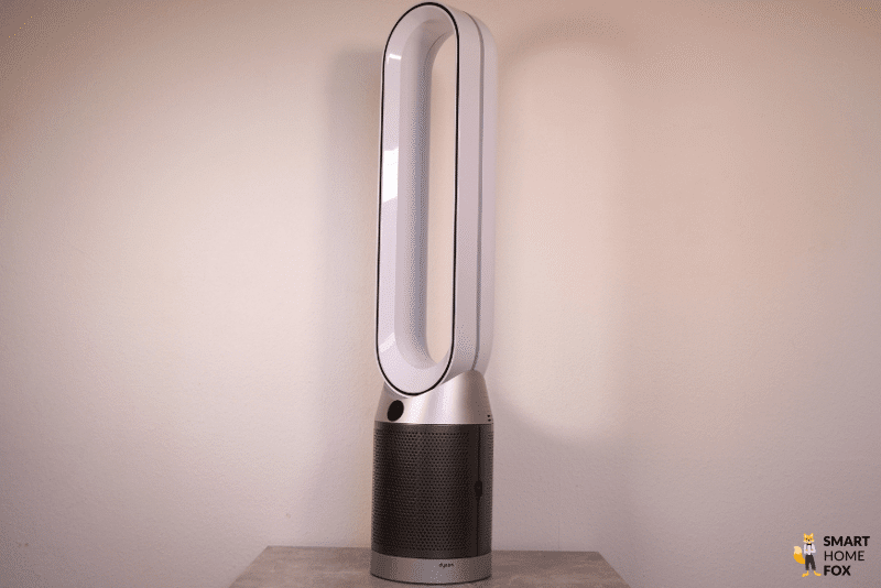 Der Dyson Purifier Cool Autoreact TP7A Luftreiniger und Turmventilator steht seitlich im Profil auf einem Tisch